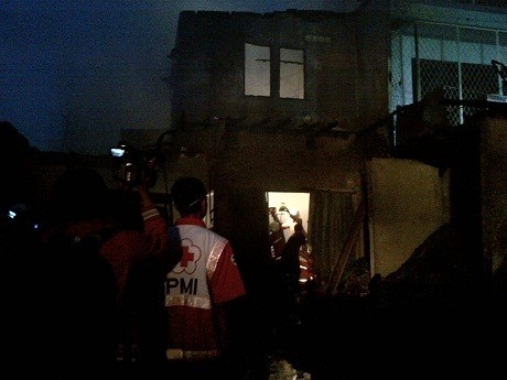 3 Orang dan Bayi Diduga Terjebak Api di Toko Material di Mampang