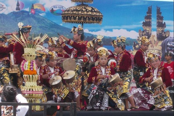 Serunya Lomba Tari Beleganjur di Festival Danau Batur
