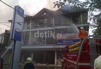Kebakaran yang terjadi di Mampang, tepatnya di Jl Kemang Utara IX, tak jauh dari KFC di Gedung Basmar, berasal dari sebuah toko material bernama TB Maju Bersama.