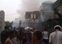 Lalu lintas di sekitar lokasi relatif padat karena banyaknya orang yang ingin melihat kebakaran. Jl Kemang Utara IX sendiri sejak sore tadi ditutup oleh petugas.