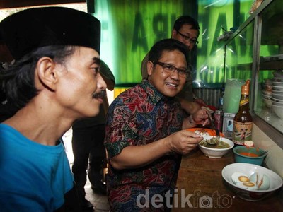 Cak Imin Makan Soto Madura Di Kaki Lima