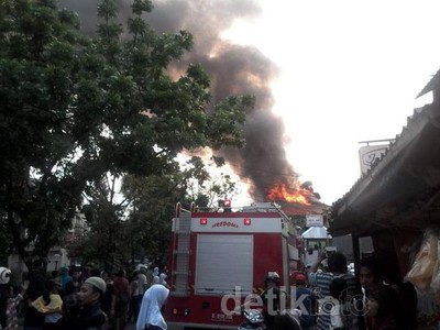 Kebakaran di Mampang, 17 Unit Damkar Diterjunkan