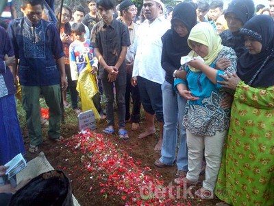 Korban Tabrakan Beruntun, Salsabila Dimakamkan