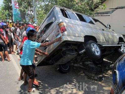 Mobil Kijang Terbalik Di Bojonegoro Tewaskan Satu Orang