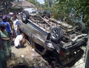 Mobil Kijang Terbalik di Bojonegoro, 1 Tewas dan 6 Orang Luka