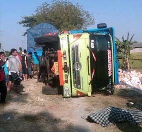 Truk Gandeng Terguling Saat Tanah Ambles, Satu Tewas