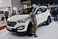 Hyundai Santa Fe 4 WD merupakan kendaraan type SUV yang dapat menampung 7 orang penumpang dengan bantuan mesin berkapasitas 2.2 L Common Rail Direct Injection namun dapat menghasilkan maximum power 197 PS di 3.800 rpm dan maximum torque 445 Nm pada 1.800-2.500 rpm yang dibantu oleh Technology Variable Geometry Turbo (VGT).