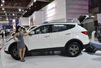 Tampilan luar mobil ini memadukan Front Head Lamp dengan bentuk segi yang unik dari HID sebagai salah satu ciri khas terapan high-tech pada Hyundai Santa Fe 4 WD dan LED Light Rear kombinasi lampu yang disesuaikan dengan alur body line, serta bentuk body streamline yang tegas & kokoh serta kesan sporty yang didukung dengan velg Alloy Wheel 19 inchi.