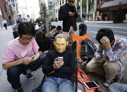 Gaya Nyeleneh Antrean iPhone di Jepang