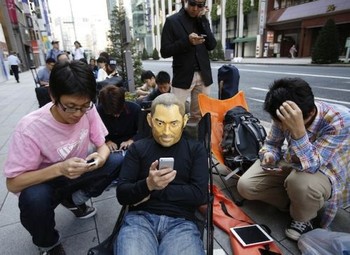 Walau pendiri Apple sudah tiada, namun salah satu penggemarnya rela berpakaian ala Steve Jobs. Biar makin mirip dipasangkan juga topeng dari si Jobs.