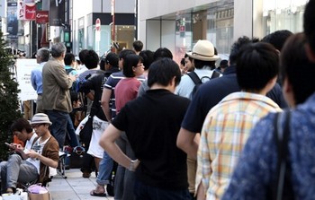 Sejumlah calon pembeli sudah mengular mengantre iPhone 5S dan 5C. Padahal Apple Store yang ada di Ginza, Jepang, belum juga dibuka. Pembeli yang kebanyakan anak muda itu tampak santai mengantre.