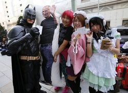 Gaya Nyeleneh Antrean iPhone di Jepang