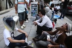 Gaya Nyeleneh Antrean iPhone di Jepang