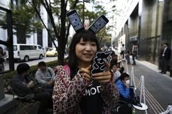 Gaya Nyeleneh Antrean iPhone di Jepang