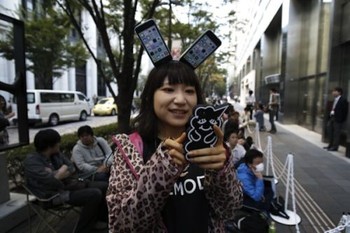 Seperti yang dilakukan oleh gadis ini, dia mendandani rambutnya dengan semacam bando dimana di atasnya ditambahi aksesori replika iPhone 5S. Lucu!