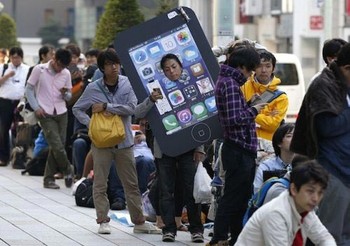     Yang ini juga tak kalah uniknya, dia sampai rela membuat pakaian ala iPhone 5S yang dipakainya di depan Apple Store.