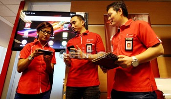 Hadir dalam acara tersebut Ivan Cahya Permana selaku VP Technology & System Telkomsel didampingi oleh Hardika Nugroho selaku Manager Technology Assessment & Roadmap serta Indah P Arumsari.