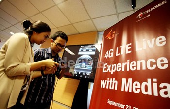 Para pelanggan juga tampak sedang menikmati dan mencoba test speed dari produk baru jaringan Telkomsel itu.