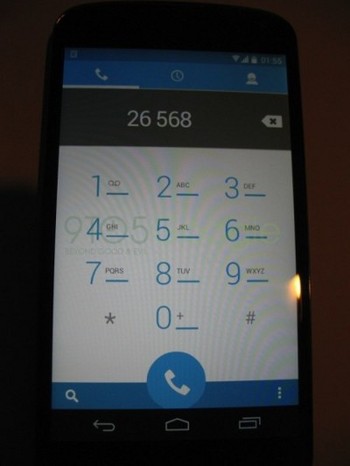     Tampilan dial phone yang kini hanya berupa keypad virtual warna biru dan latar putih. (kredit foto: 9to5google)