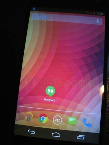     Perubahan juga dilakukan Google pada status bar. Warna status berwarna abu-abu dan akan berubah bergantung pada warna dominan aplikasi yang sedang di jalankan. (kredit foto: 9to5google)