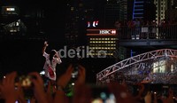 Ratusan ribu penonton sukses histeris menyaksikan penampilan Rihanna.