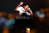 Mulai dari 'Hate That I Love You', 'Umbrella', 'What's My Name', hingga 'We Found Love' dan 'Diamond' dinyanyikannya dengan penuh energi.