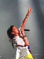 Rihanna Bersinar di F1 Singapura