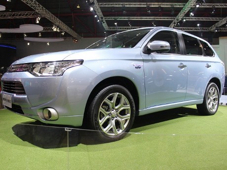 Apa Hebatnya Mitsubishi Outlander Hybrid?