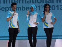 Selain soal seragam, Daihatsu juga memperkenalkan salam khas Daihatsu dengan jari tangan yang membentuk simbol dari slogan Daihatsu Cares for you Better.