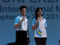 Para frontliner Daihatsu yang meliputi Sales Force, Service Advisor, Customer Relation Officer dan Kasr memiliki seragam baru yang lebih cerah. Motif meliuk di baju mencerminkan jalan raya dimana Daihatsu berkontribusi bagi mobilisasi masyarakat Indonesia.