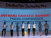 Seragam Daihatsu model baru. Seragam ini mulai dipakai para frontliner Daihatsu per 19 September 2013 di IIMS 2013.