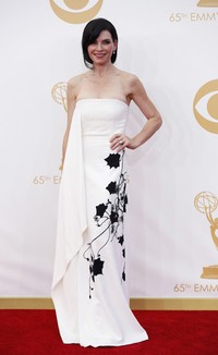 Aktris pemain 'Snakes on a Plane' Julianna Margulies, terlihat anggun mengenakan gaun putih dari Reed Krakoff yang terlihat serasi dengan detail motif bunga berwarna hitam serta perhiasan dari Fred Leighton. REUTERS/Mario Anzuoni.