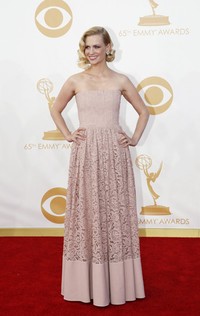 January Jones pretty in pink dibalut gaun dari Givenchy. REUTERS/Mario Anzuoni.