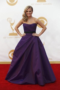 Penyanyi country Carry Underwood menebarkan pesona kecantikannya lewat penampilan anggunnya dalam balutan gaun sutra berwarna ungu dari Romona Keveza, ia juga mengenakan perhiasan berlian dari Johnathon Arndt. REUTERS/Mario Anzuoni.