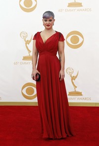 Kelly Osbourne tampil merah membara lewat gaun Jenny Packham. REUTERS/Mario Anzuoni.