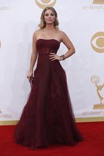 Keanggunan Selebriti Bergaun Merah di Emmy Awards 2013