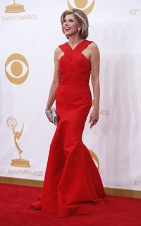 Christine Baranski dalam balutan gaun merah. REUTERS/Mario Anzuoni.