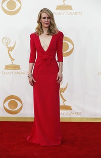 Sarah Paulson tampil mengenakan gaun dengan belahan rendah. REUTERS/Mario Anzuoni.