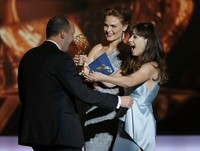 Deschanel memberikan penghargaan Outstanding Supporting Actor In A Comedy Series pada Tony Hale. REUTERS/Mike Blake.