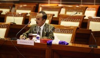 Sumardijatmo menyimak pertanyaan-pertanyaan anggota Komisi III.