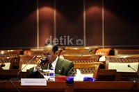 Sumardijatmo menyeruput minumannya disela-sela fit and proper test calon hakim agung.
