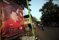 Sesuai dengan peraturan Komisi Pemilihan Umum (KPU) Nomor 15 Tahun 2013, tentang Perubahan Atas Peraturan Komisi Pemilihan Umum Nomor 01 Tahun 2013 Tentang Pedoman Pelaksanaan Kampanye Pemilihan Umum Anggota DPR, DPD dan DPRD membatasi pemasangan atribut kampanye bagi semua caleg dari partai politik.