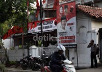 Dalam peraturan tersebut disebutkan caleg dapat memasang baliho atau papan reklame (billboard) sebanyak 1 unit untuk 1 desa atau kelurahan. Sementara bendera dan umbul-umbul hanya dapat dipasang oleh parpol dan caleg DPD pada zona atau wilayah yang ditetapkan oleh KPU, KPUD bersama Pemda.
