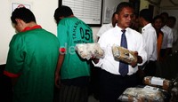 Polisi menunjukkan barang bukti ganja.