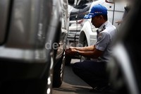 Petugas Dishub DKI Jakarta mencabut pentil mobil yang parkir sembarangan di kawasan Rawamangun dan Pramuka.