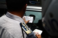 Petugas juga memasang stiker yang isinya pentil bisa diambil di kantor Sudin Dishub yang melakukan operasi.