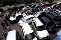 Pengempesan ban mobil ini merupakan tindak tegas dari Dinas Perhubungan bagi para pengendara bermotor yang memarkirkan kendaraannya di bahu jalan.