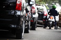 Sejumlah mobil dicabut pentilnya sehingga kempes.