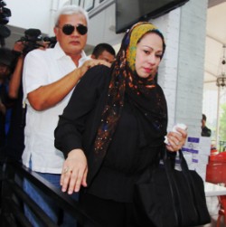 Datang ke Resepsi Gading dan Gisel, Camelia Malik Gandeng Mantan Suami