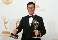 Stephen Colbert sukses mengantongi dua penghargaan sekaligus yakni Outstanding Writing for a Variety Series dan Outstanding Variety Series. REUTERS/Mike Blake.